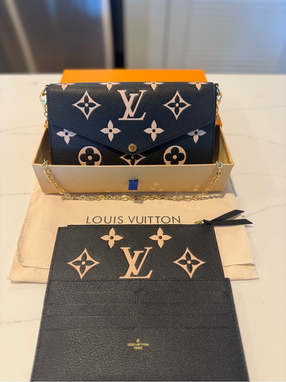 Louis Vuitton Pochette Félicie Black Monogram
- Great condition